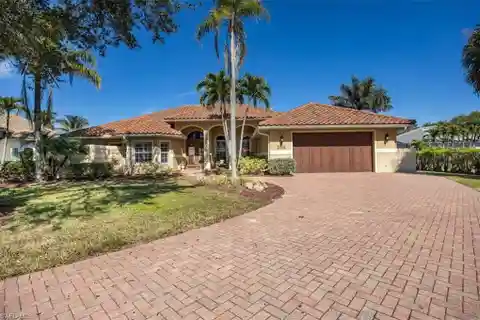 Comfortably Elegant Lakefront Estate in Wilshire Lakes