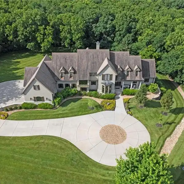 EXPANSIVE ESTATE OFFERING REFINED LIVING