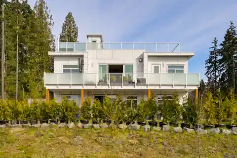 Executive Residence with Lake Access