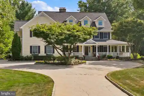 Grand Estate Living in Prestigious School District