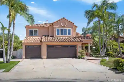Entertainer’s Dream in Exclusive Guard-gated Community