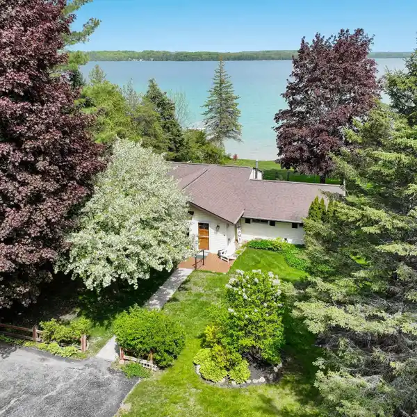 PRIVATE FRONTAGE WITH ENDLESS BLUE WATER VIEWS