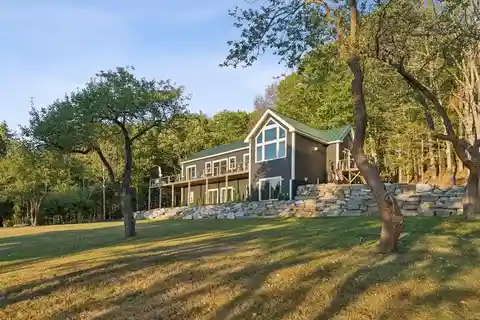 Stunning Riverfront Retreat Captures Essence of Modern Coastal Living