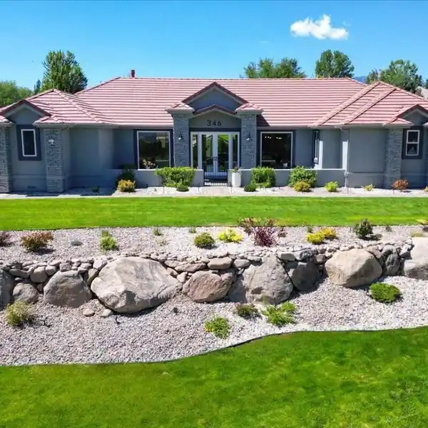EXPANSIVE LIVING AREAS FILLED WITH NATURAL LIGHT