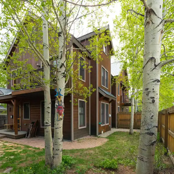 STUNNING HIGH-END TOWNHOME