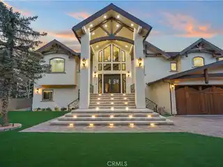 Luxurious Modern Lakefront Home