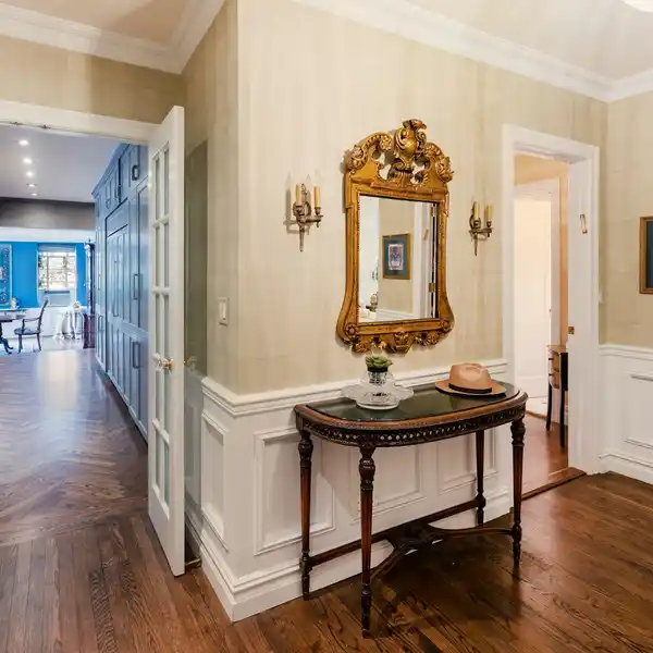 EXQUISITELY RENOVATED APARTMENT IN THE LINDEN HOUSE