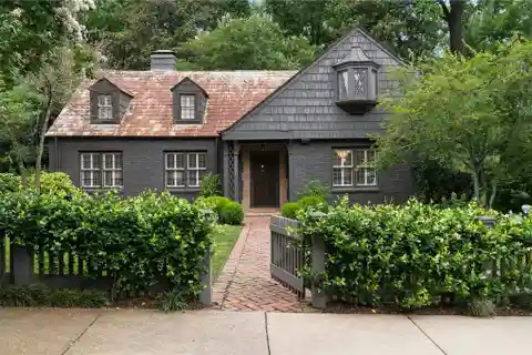 Picturesque Cottage in Sought-after Ardmore Park
