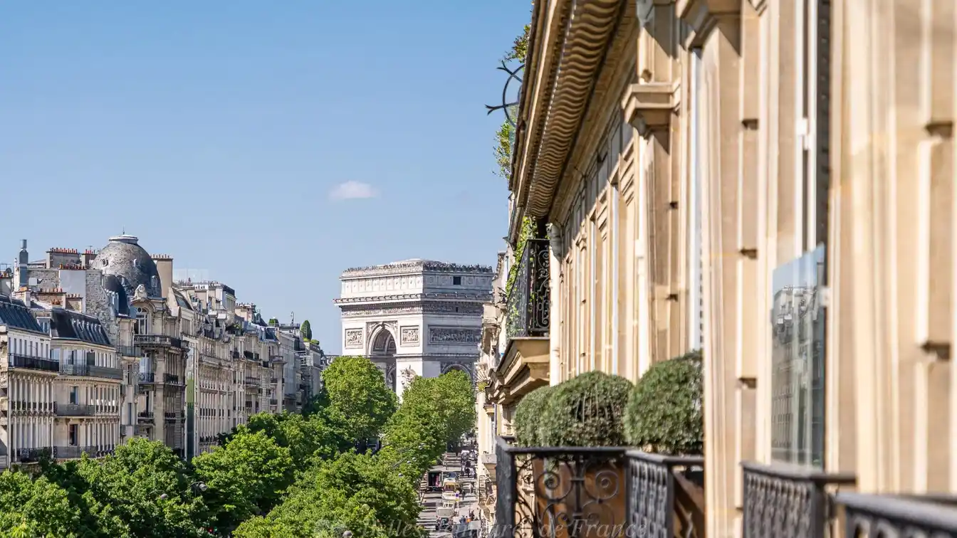 Entirely Renovated Apartment Overlooking Parc Monceau