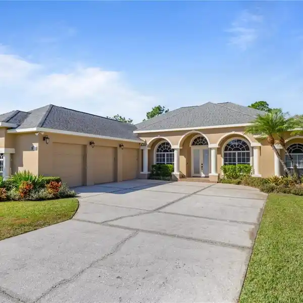 SPECIAL PROPERTY IN THE GATED EAGLEBROOKE GOLF COMMUNITY