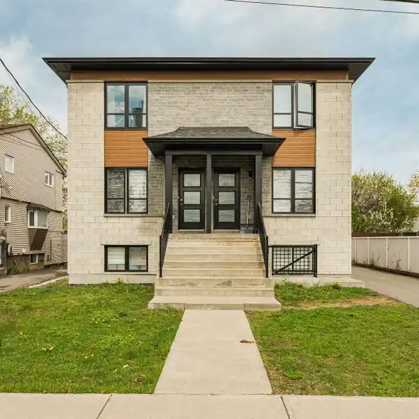 TURNKEY TRIPLEX IN DESIRABLE, HIGH-DEMAND AREA