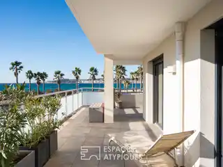 Contemporary Apartment Facing the Sea