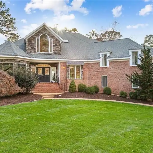 THE PINNACLE OF WATERFRONT LIVING