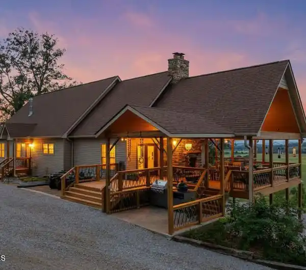 SPECTACULAR EAST TENNESSEE FARM OASIS