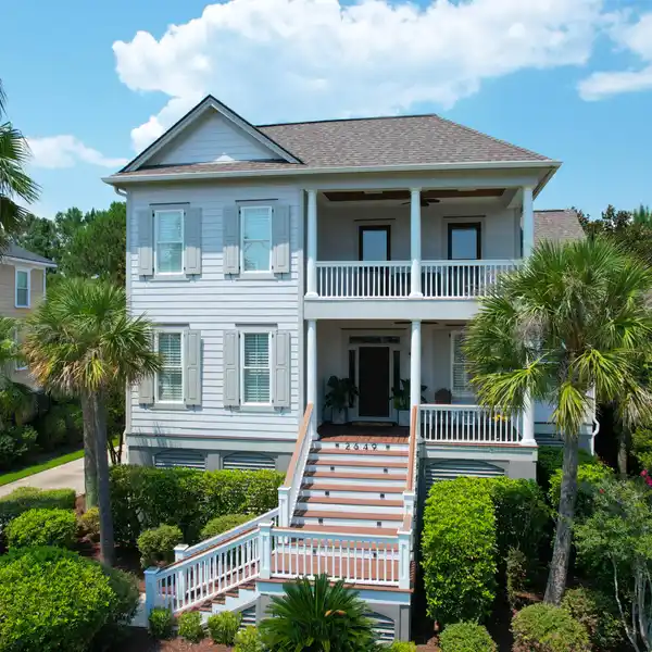 FULLY UPDATED TURNKEY HOME IN PRESTIGIOUS RIVERTOWNE COUNTRY CLUB