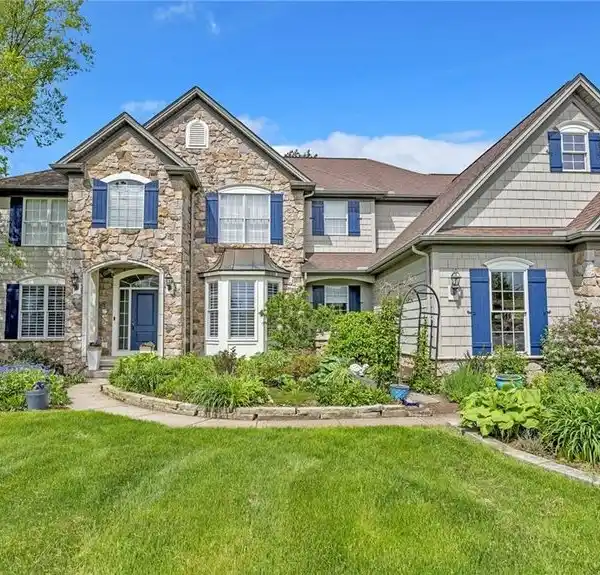CUSTOM COLONIAL HOME IN THE PRESTIGIOUS BLUE HERON ESTATES