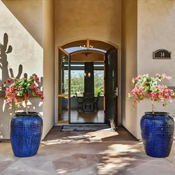 SEAMLESS INDOOR-OUTDOOR FLOW WITH EXPANSIVE WINDOWS