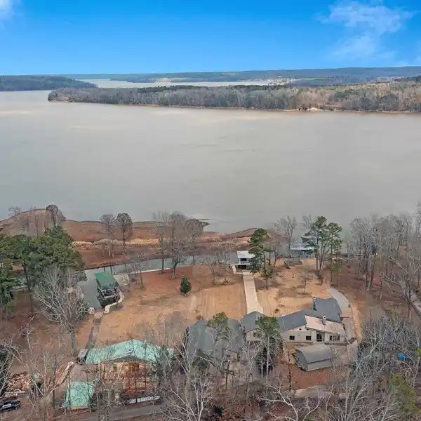 SPECTACULAR WATERFRONT ESTATE