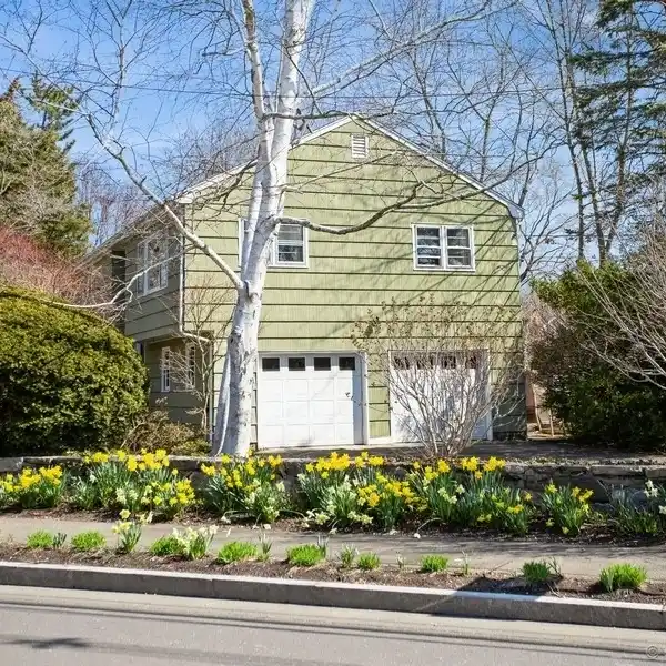 WELL-MAINTAINED RAISED RANCH IN COS COB