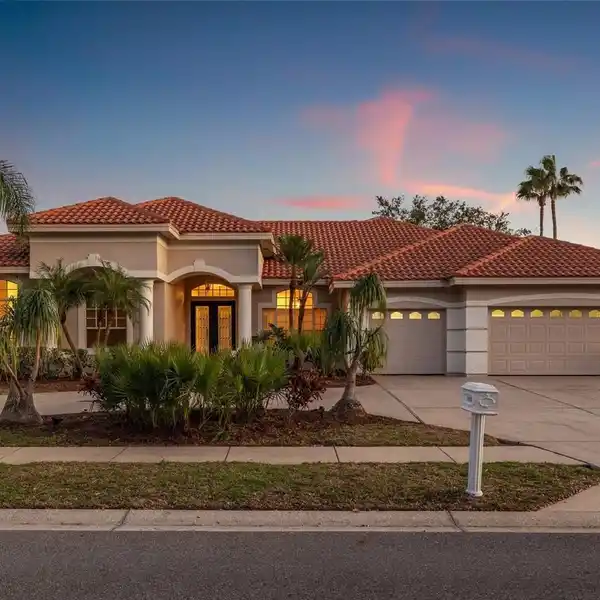 LUXURY AND COMFORT IN MYRTLE POINT AT LANSBROOK