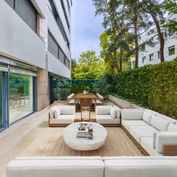 LUXURY APARTMENT BLENDING TRANQUILITY AND CONVENIENCE