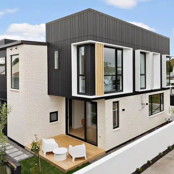 ARCHITECTURAL HARMONY WITH SUNLIT CEDAR ELEGANCE