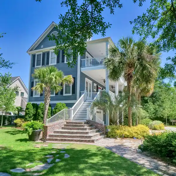 LOVELY HOME IN DESIRABLE SUMMER HAVEN