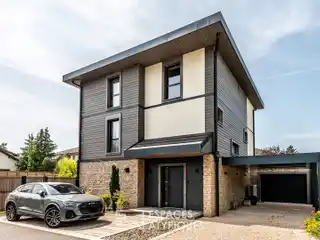 Contemporary Villa on a Private Cul-De-Sac