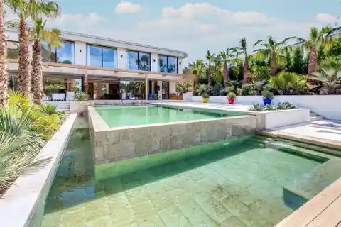 Newly Built Designer Villa with the Most Exclusive Furnishings