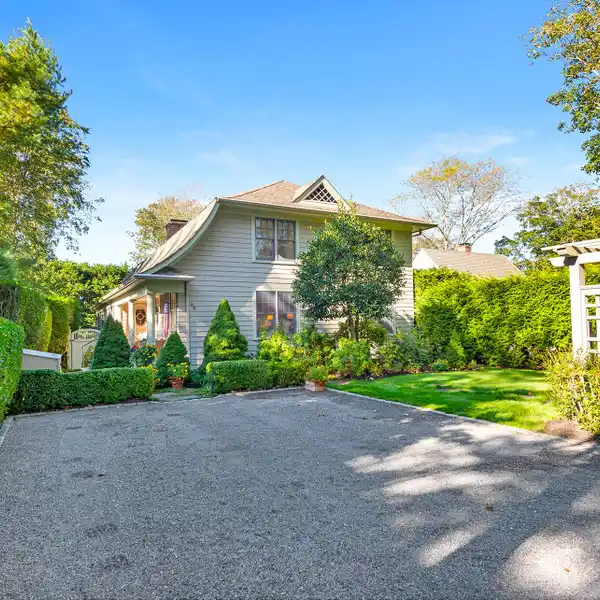 LOVELY RENOVATED RENTAL IN CONVENIENT LOCATION