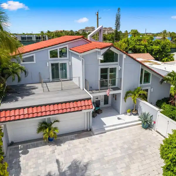 AN UNPARALLELED LIFESTYLE IN OCEAN WALK PLACE