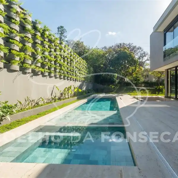 BEAUTIFUL HOME IN A GARDEN SETTING