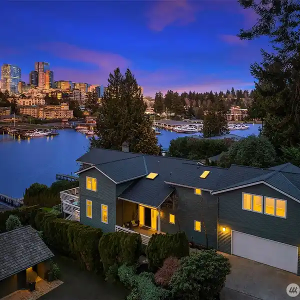 LAKEFRONT LIVING AT ITS BEST