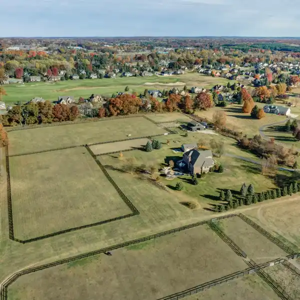 ELEGANT COUNTRY RETREAT WITH BOUTIQUE HORSE BARN