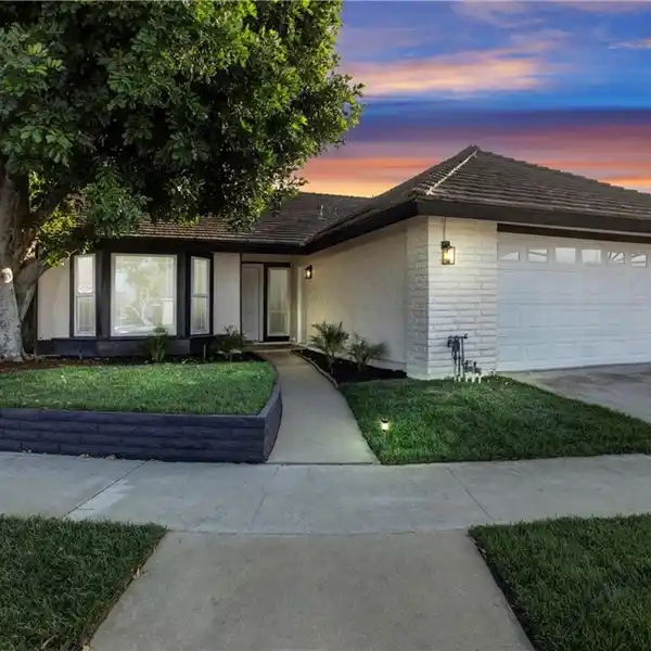 SLEEK OPEN FLOORPLAN WITH QUARTZ ISLAND