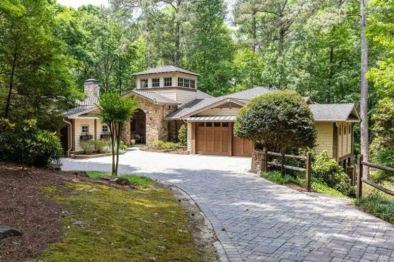 Remarkable Property on over an Acre