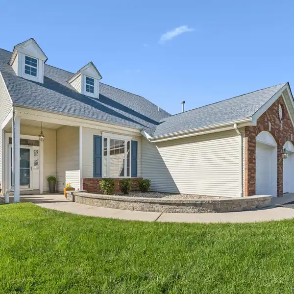 STUNNING EXTENDED DANBURY MODEL IN DESIRABLE FOUR SEASONS