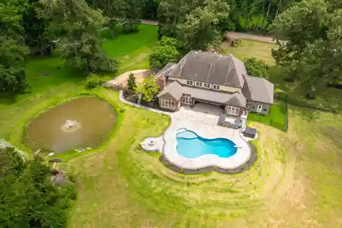 Elegant Country Escape with Lavish Amenities