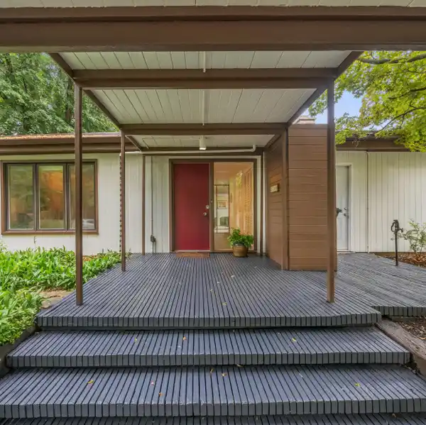 STYLISH MID CENTURY MODERN RETREAT