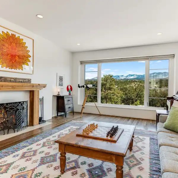 GRACIOUS HOME WITH MOUNTAIN VIEWS
