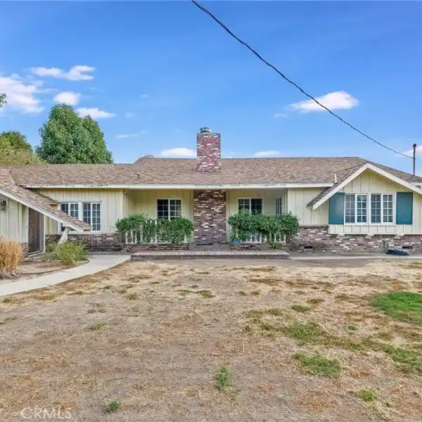 SPACIOUS RANCH HOME IN CANOGA PARK