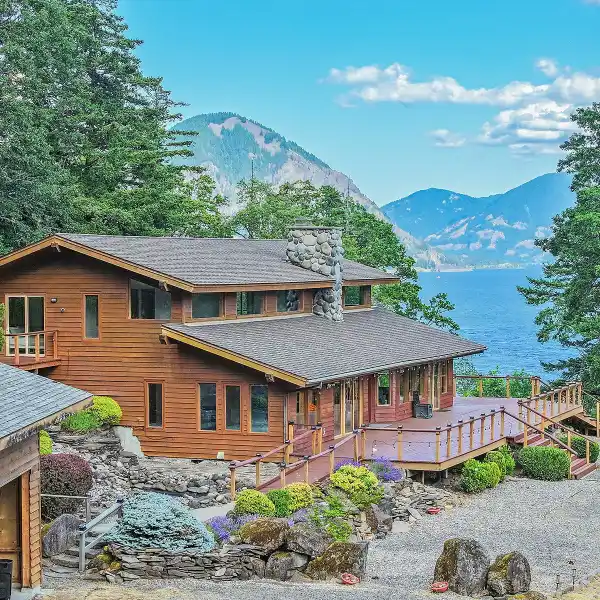 CRAFTSMAN LODGE-STYLE MASTERPIECE