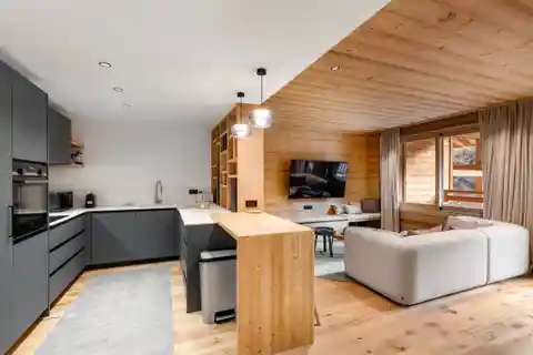 Furnished Triplex Chalet with Ski Access