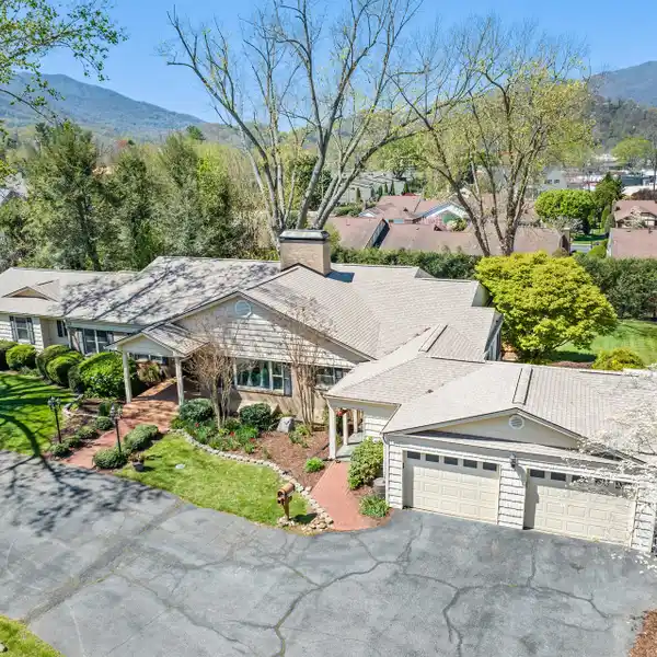 DISTINGUISHED RANCH-STYLE ESTATE