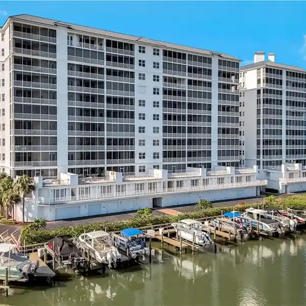 RARE RESIDENCE IN REGATTA