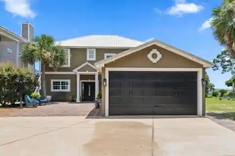 Waterfront Retreat in Navarre