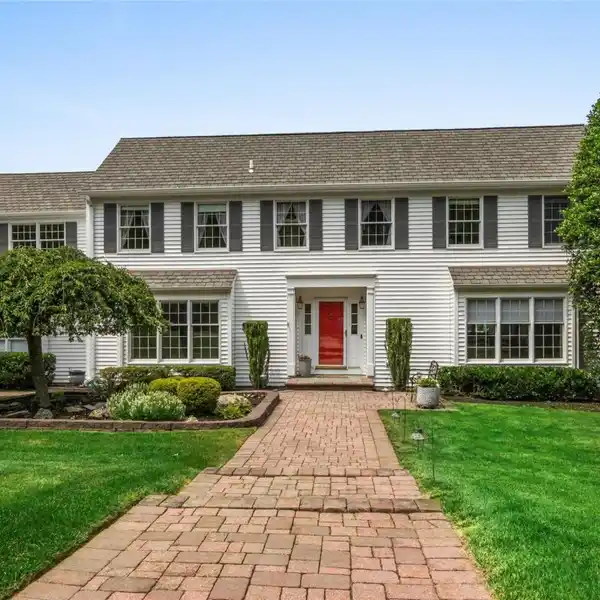 ELEGANT COLONIAL BACKING FORSYTHE MEADOW PARK