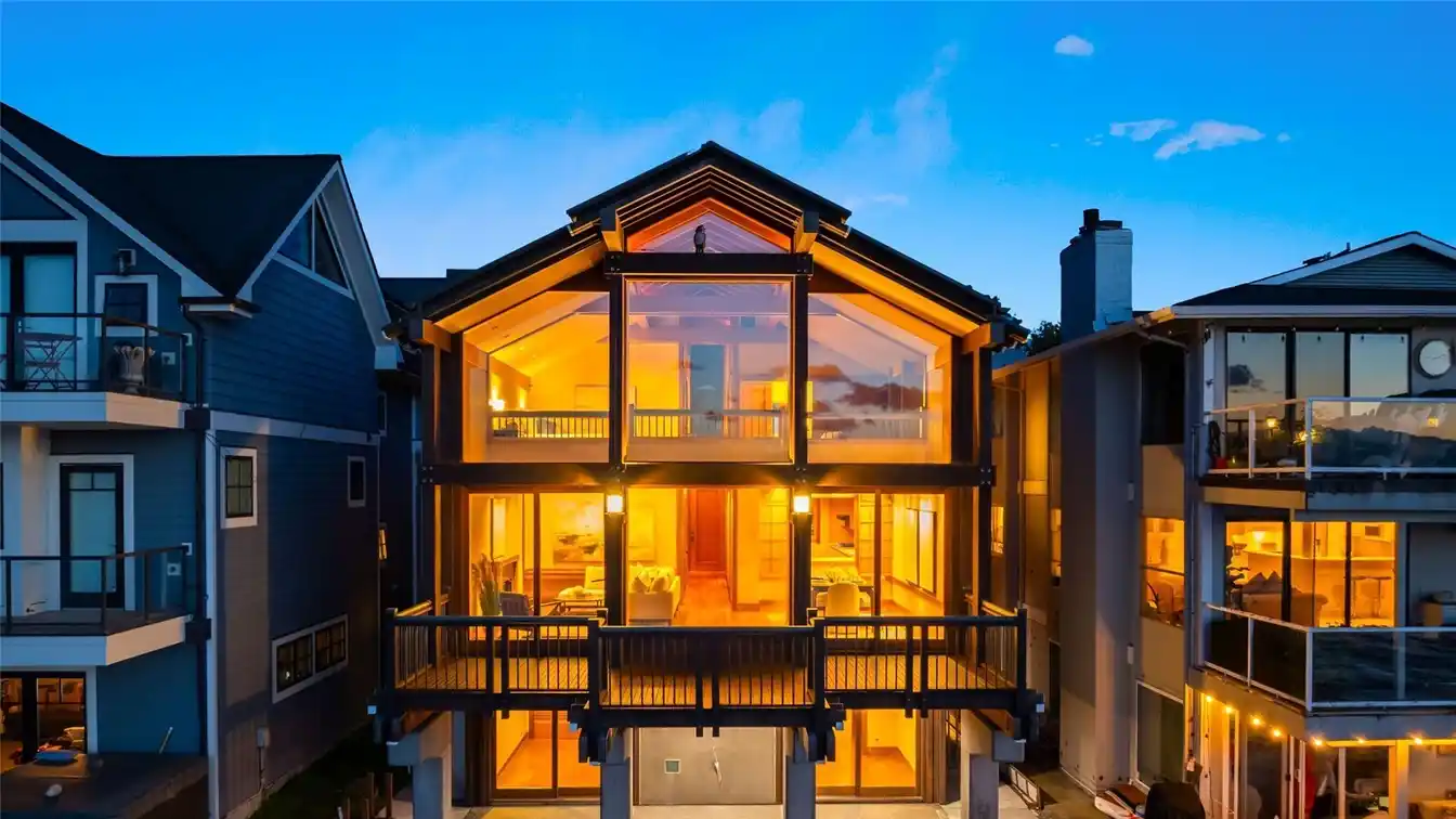 Extraordinary Waterfront Residence