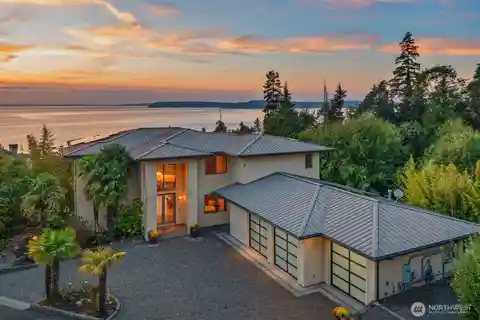 Timeless Design with Privacy and Comfort