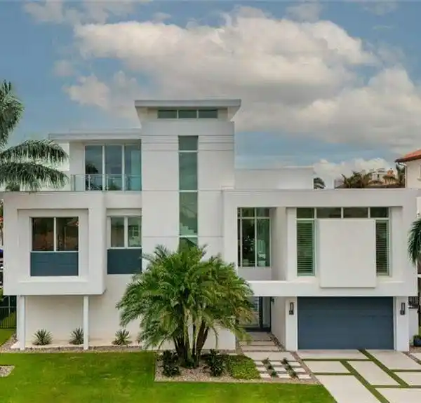 ONE-OF-A KIND CONTEMPORARY HOME MELDING FORM AND FUNCTION